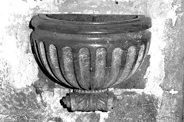 Vue de face du bénitier à droite de l'entrée de la tour clocher. © Yves Sancey / Région Bourgogne-Franche-Comté, Inventaire du patrimoine - 2000
