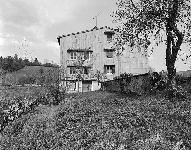 Face gauche. © Jérôme Mongreville / Région Bourgogne-Franche-Comté, Inventaire du patrimoine - 2000 Face gauche. © Jérôme Mongreville / Région Bourgogne-Franche-Comté, Inventaire du patrimoine - 2000