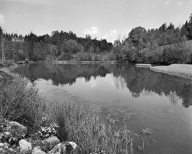 Bassin de retenue d'eau. © Jérôme Mongreville / Région Bourgogne-Franche-Comté, Inventaire du patrimoine - 2000 Bassin de retenue d'eau. © Jérôme Mongreville / Région Bourgogne-Franche-Comté, Inventaire du patrimoine - 2000