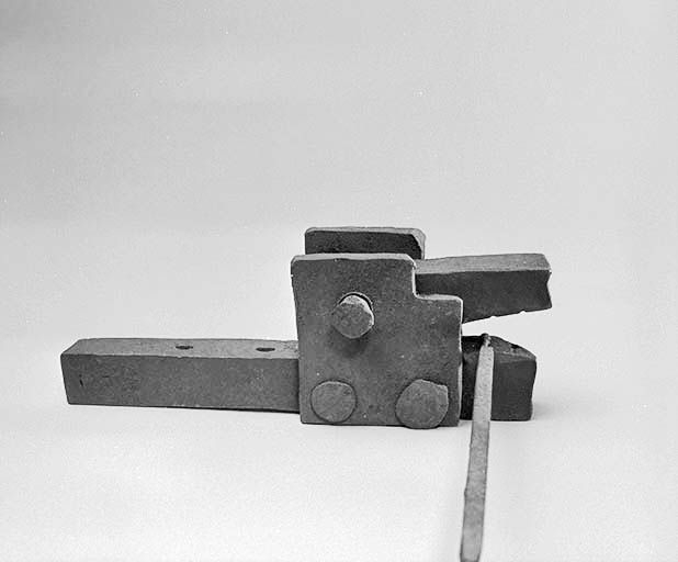 Cloutière avec un bâton de section carré servant à la fabrication des pointes de toupie (" fiardes "). © Jérôme Mongreville / Région Bourgogne-Franche-Comté, Inventaire du patrimoine - 2000 Cloutière avec un bâton de section carré servant à la fabrication des pointes de toupie (" fiardes "). © Jérôme Mongreville / Région Bourgogne-Franche-Comté, Inventaire du patrimoine - 2000