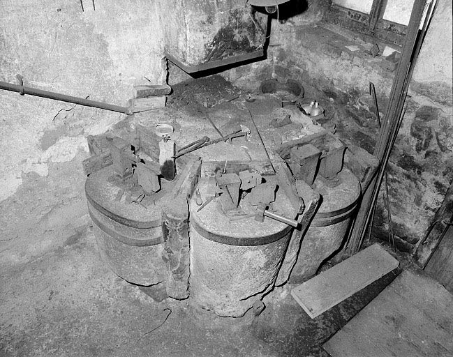 Atelier de clouterie, 3 postes de travail. © Jérôme Mongreville / Région Bourgogne-Franche-Comté, Inventaire du patrimoine - 2000 Atelier de clouterie, 3 postes de travail. © Jérôme Mongreville / Région Bourgogne-Franche-Comté, Inventaire du patrimoine - 2000