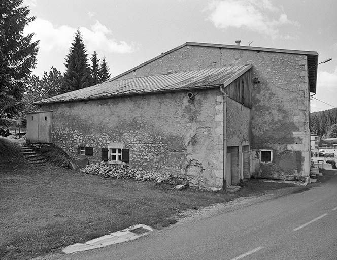 Face gauche. © Jérôme Mongreville / Région Bourgogne-Franche-Comté, Inventaire du patrimoine - 2000 Face gauche. © Jérôme Mongreville / Région Bourgogne-Franche-Comté, Inventaire du patrimoine - 2000