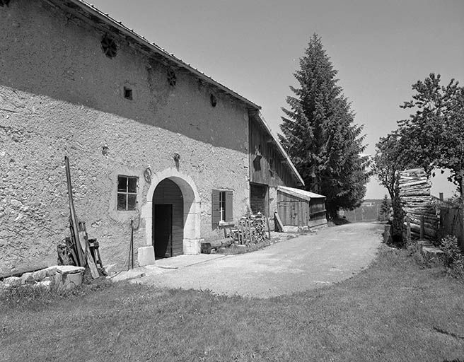 Façade postérieure, entrée de grange. © Jérôme Mongreville / Région Bourgogne-Franche-Comté, Inventaire du patrimoine - 2000 Façade postérieure, entrée de grange. © Jérôme Mongreville / Région Bourgogne-Franche-Comté, Inventaire du patrimoine - 2000