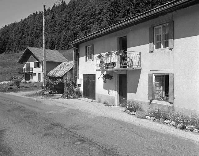 Vue éloignée du réservoir situé dans le prolongement de la ferme. © Jérôme Mongreville / Région Bourgogne-Franche-Comté, Inventaire du patrimoine - 2000