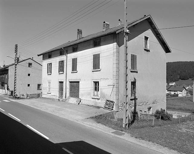 Vue de trois quarts de la façade antérieure et de la face droite. © Jérôme Mongreville / Région Bourgogne-Franche-Comté, Inventaire du patrimoine - 2000