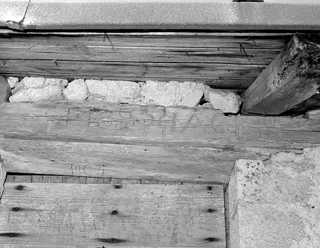 Date portée sur le linteau de la porte d'accès. © Jérôme Mongreville / Région Bourgogne-Franche-Comté, Inventaire du patrimoine - 2000 Date portée sur le linteau de la porte d'accès. © Jérôme Mongreville / Région Bourgogne-Franche-Comté, Inventaire du patrimoine - 2000