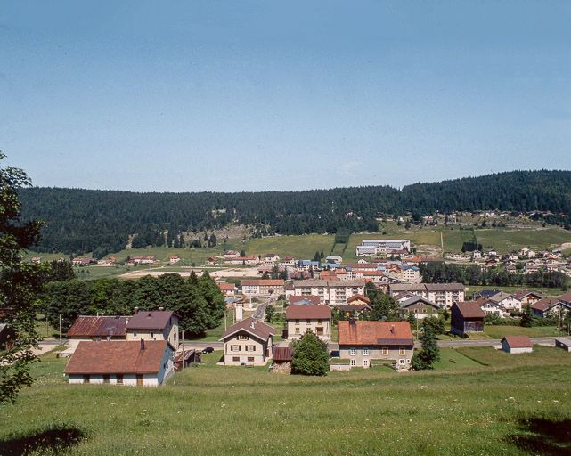 Vue générale depuis le sud-est. © Jérôme Mongreville / Région Bourgogne-Franche-Comté, Inventaire du patrimoine - 2000
