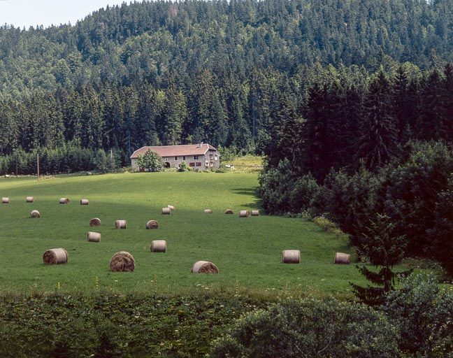 Vue éloignée de trois quarts. © Jérôme Mongreville / Région Bourgogne-Franche-Comté, Inventaire du patrimoine - 2000
