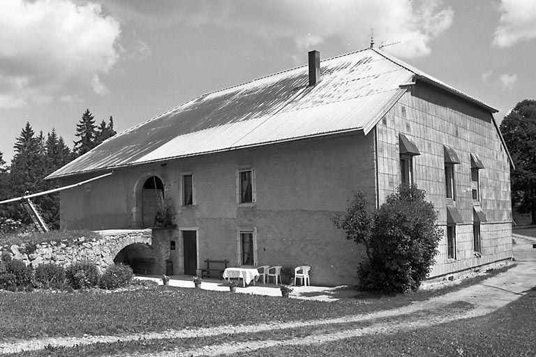 Façade postérieure et face gauche. © Jérôme Mongreville / Région Bourgogne-Franche-Comté, Inventaire du patrimoine - 2000