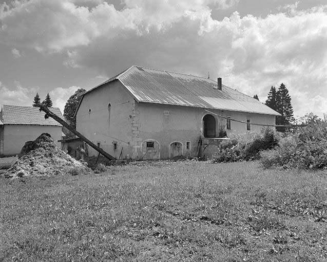 Façade postérieure et face droite. © Jérôme Mongreville / Région Bourgogne-Franche-Comté, Inventaire du patrimoine - 2000