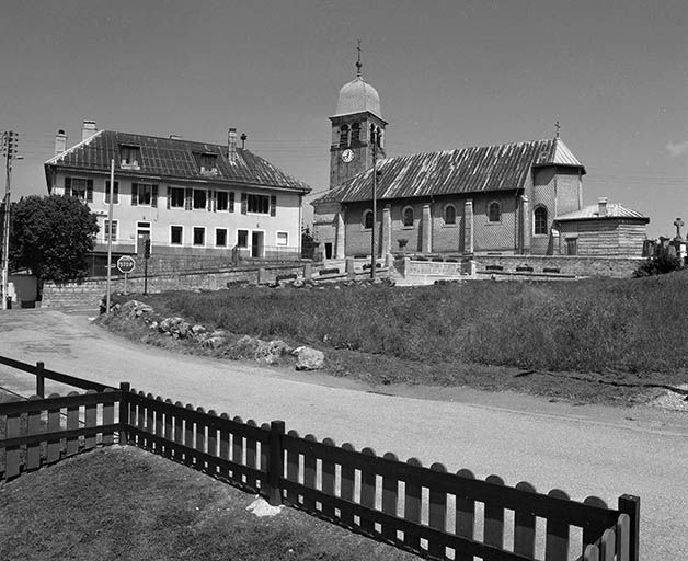 Vue éloignée de l'église et de la mairie-école. © Jérôme Mongreville / Région Bourgogne-Franche-Comté, Inventaire du patrimoine - 2000