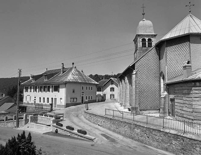 Vue éloignée de trois quarts droit de la mairie. © Jérôme Mongreville / Région Bourgogne-Franche-Comté, Inventaire du patrimoine - 2000