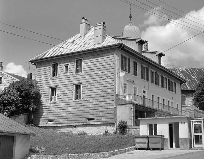 Façade antérieure et face gauche vues de trois quarts. © Jérôme Mongreville / Région Bourgogne-Franche-Comté, Inventaire du patrimoine - 2000