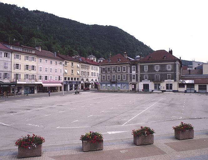 Immeubles à l'est et au sud de la place, avant la construction du musée de la Lunette. © Jérôme Mongreville / Région Bourgogne-Franche-Comté, Inventaire du patrimoine - 2000 Immeubles à l'est et au sud de la place, avant la construction du musée de la Lunette. © Jérôme Mongreville / Région Bourgogne-Franche-Comté, Inventaire du patrimoine - 2000