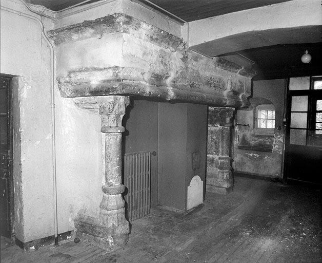 Vue intérieure, cheminée. © Yves Sancey / Région Bourgogne-Franche-Comté, Inventaire du patrimoine - 2000 Vue intérieure, cheminée. © Yves Sancey / Région Bourgogne-Franche-Comté, Inventaire du patrimoine - 2000