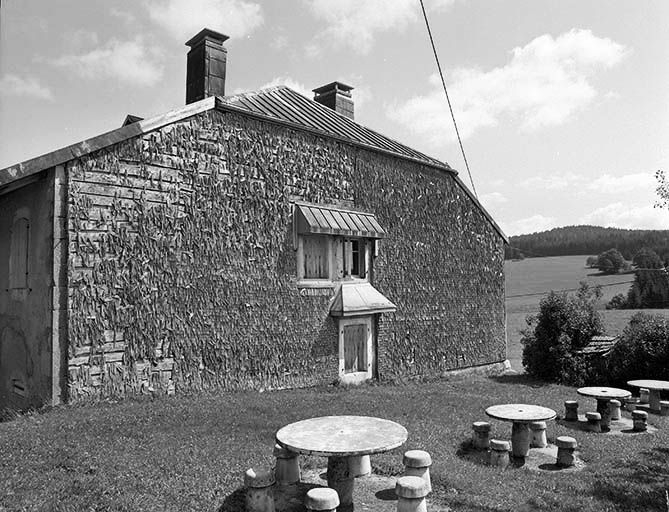 Face gauche. © Jérôme Mongreville / Région Bourgogne-Franche-Comté, Inventaire du patrimoine - 2000 Face gauche. © Jérôme Mongreville / Région Bourgogne-Franche-Comté, Inventaire du patrimoine - 2000