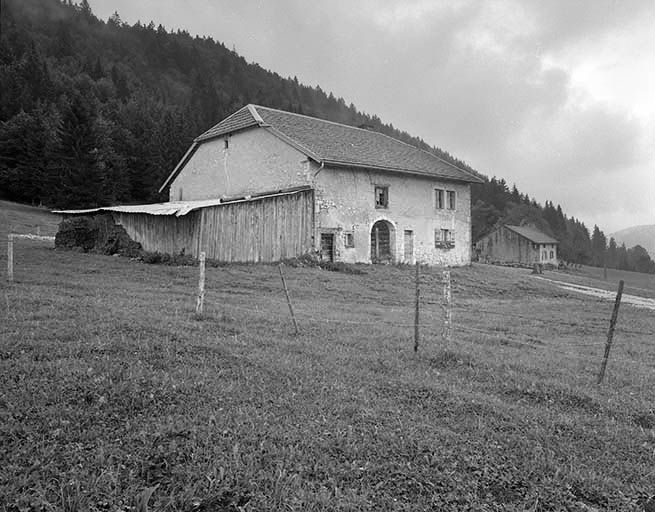 Façade antérieure et face gauche vues de trois quarts. © Jérôme Mongreville / Région Bourgogne-Franche-Comté, Inventaire du patrimoine - 2000 Façade antérieure et face gauche vues de trois quarts. © Jérôme Mongreville / Région Bourgogne-Franche-Comté, Inventaire du patrimoine - 2000