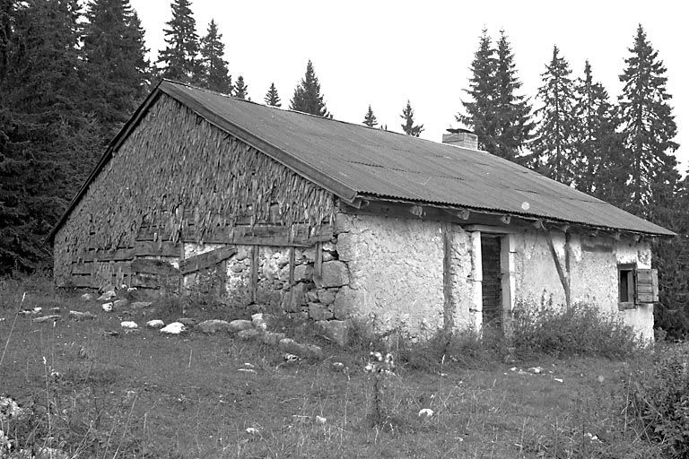 Façade antérieure et face gauche vues de trois quarts. © Jérôme Mongreville / Région Bourgogne-Franche-Comté, Inventaire du patrimoine - 2000 Façade antérieure et face gauche vues de trois quarts. © Jérôme Mongreville / Région Bourgogne-Franche-Comté, Inventaire du patrimoine - 2000