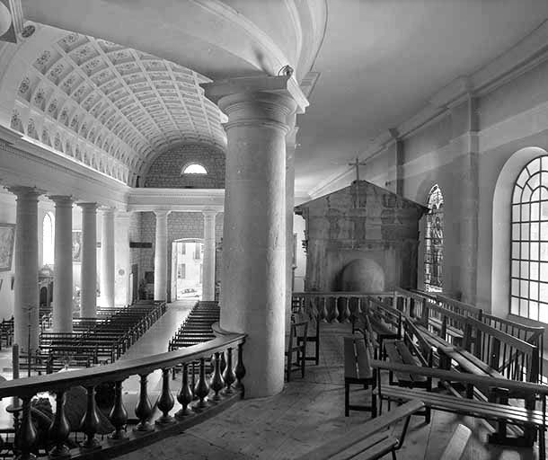 Le vaisseau central vu de trois quarts depuis le déambulatoire. © Jérôme Mongreville / Région Bourgogne-Franche-Comté, Inventaire du patrimoine - 2000 Le vaisseau central vu de trois quarts depuis le déambulatoire. © Jérôme Mongreville / Région Bourgogne-Franche-Comté, Inventaire du patrimoine - 2000