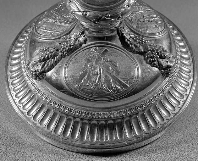 Médaillon du pied : Montée au Calvaire. © Jérôme Mongreville / Région Bourgogne-Franche-Comté, Inventaire du patrimoine - 2000