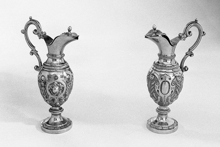 Détail : les burettes. © Jérôme Mongreville / Région Bourgogne-Franche-Comté, Inventaire du patrimoine - 2000