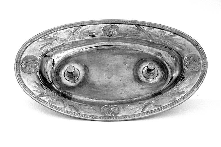 Détail : le plateau à burettes. © Jérôme Mongreville / Région Bourgogne-Franche-Comté, Inventaire du patrimoine - 2000