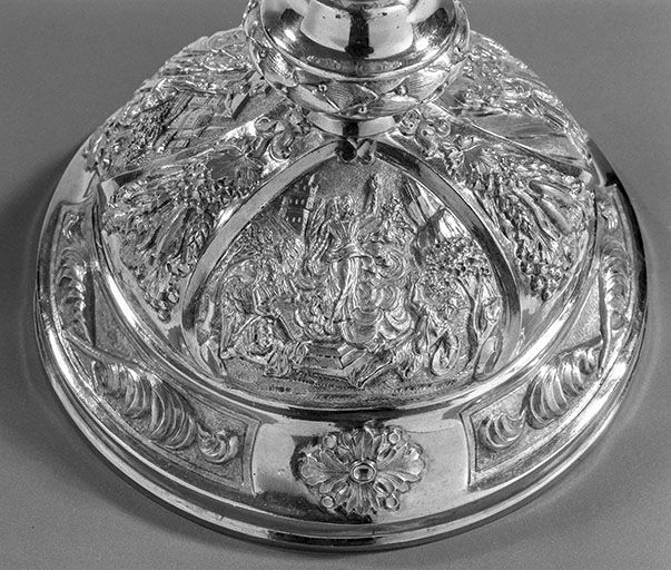 Médaillon du pied du calice : Résurrection. © Jérôme Mongreville / Région Bourgogne-Franche-Comté, Inventaire du patrimoine - 2000