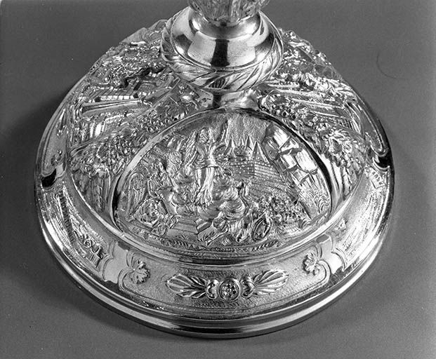 Médaillon du pied du ciboire : Résurrection. © Jérôme Mongreville / Région Bourgogne-Franche-Comté, Inventaire du patrimoine - 2000