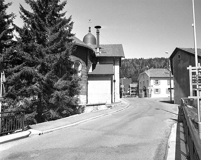 Vue de l'église depuis le pont sur l'Orbe. © Jérôme Mongreville / Région Bourgogne-Franche-Comté, Inventaire du patrimoine - 2000 Vue de l'église depuis le pont sur l'Orbe. © Jérôme Mongreville / Région Bourgogne-Franche-Comté, Inventaire du patrimoine - 2000