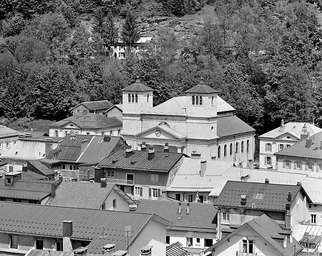 Vue d'ensemble rapprochée du quartier de l'église, depuis le sud-ouest. © Jérôme Mongreville / Région Bourgogne-Franche-Comté, Inventaire du patrimoine - 2000