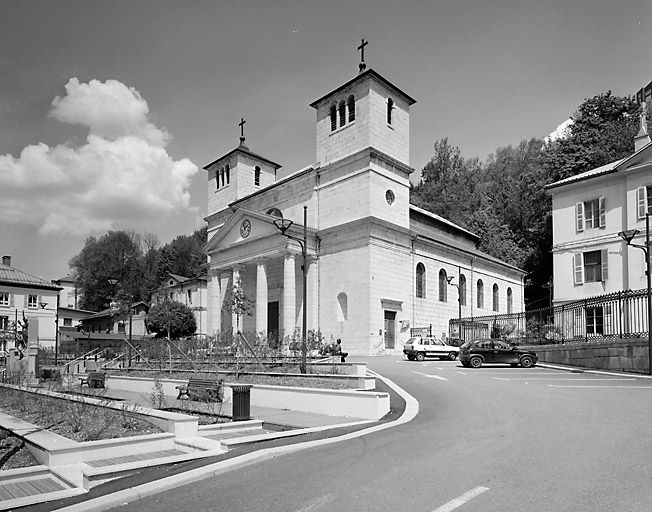 Vue d'ensemble rapprochée, côté est : église. © Jérôme Mongreville / Région Bourgogne-Franche-Comté, Inventaire du patrimoine - 2000