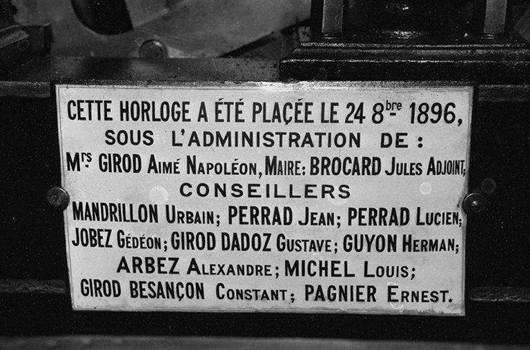 Plaque émaillée donnant la date d'installation et le nom des commanditaires. © Jérôme Mongreville / Région Bourgogne-Franche-Comté, Inventaire du patrimoine - 2000