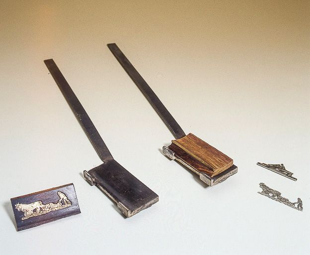 Couvercle de tabatière avec motif incrusté, fers de forme servant à l'incrustation et motifs décoratifs en maillechort. © Jérôme Mongreville / Région Bourgogne-Franche-Comté, Inventaire du patrimoine - 2000