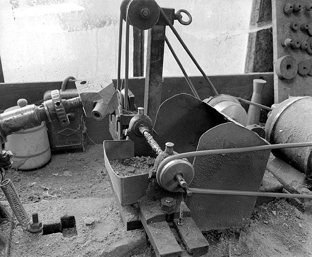 Vue d'ensemble de la partie droite : arbre cranté horizontal faisant office de fraise. © Jérôme Mongreville / Région Bourgogne-Franche-Comté, Inventaire du patrimoine - 2000