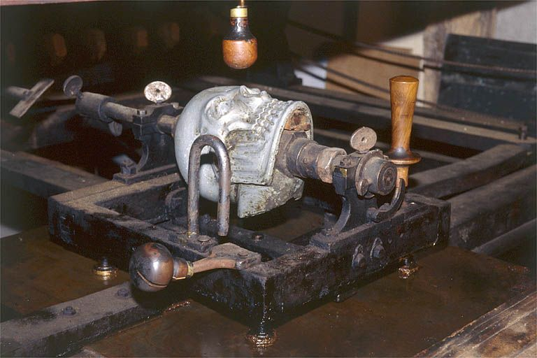 Support du modèle. Bougée à l'aide d'une poignée verticale et d'une poignée horizontale, cette partie du bâti mobile glisse sur une plaque métallique. Noter au-dessus du crâne l'extrémité du palpeur, laissé en position haute. © Jérôme Mongreville / Région Bourgogne-Franche-Comté, Inventaire du patrimoine - 2000