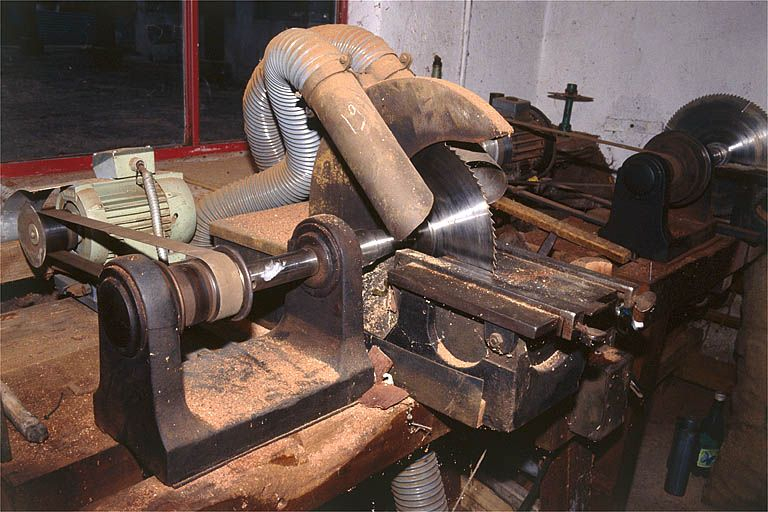 Vue d'ensemble de la scie de gauche, servant au calibrage (dressage des côtés). © Jérôme Mongreville / Région Bourgogne-Franche-Comté, Inventaire du patrimoine - 2000