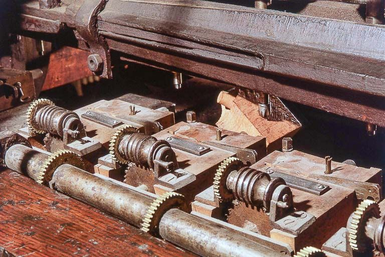 Face arrière : engrenages permettant la rotation simultanée des ébauchons (vue rapprochée). © Jérôme Mongreville / Région Bourgogne-Franche-Comté, Inventaire du patrimoine - 2000