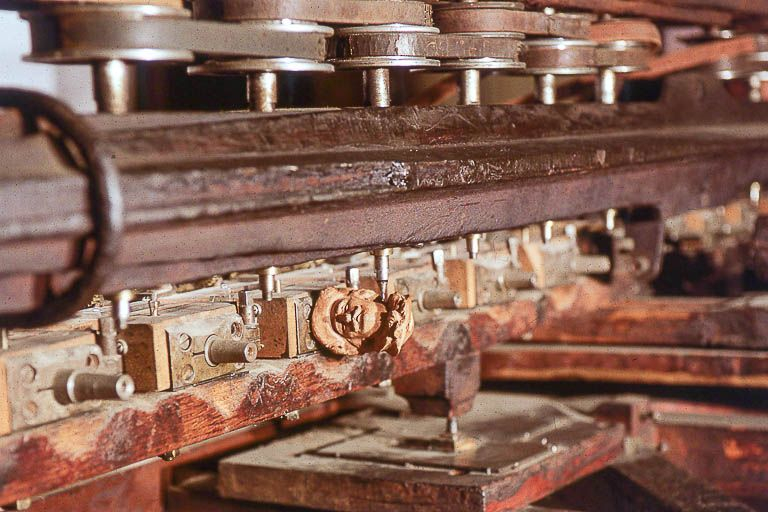 Face arrière : ébauchon sculpté et fraise de finition. © Jérôme Mongreville / Région Bourgogne-Franche-Comté, Inventaire du patrimoine - 2000