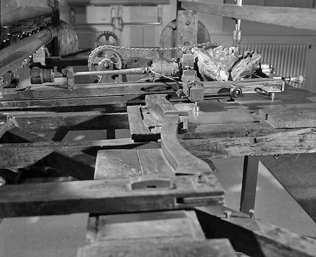 Détail de la face latérale gauche. Au second plan, le modèle fixé sur son support. © Jérôme Mongreville / Région Bourgogne-Franche-Comté, Inventaire du patrimoine - 2000