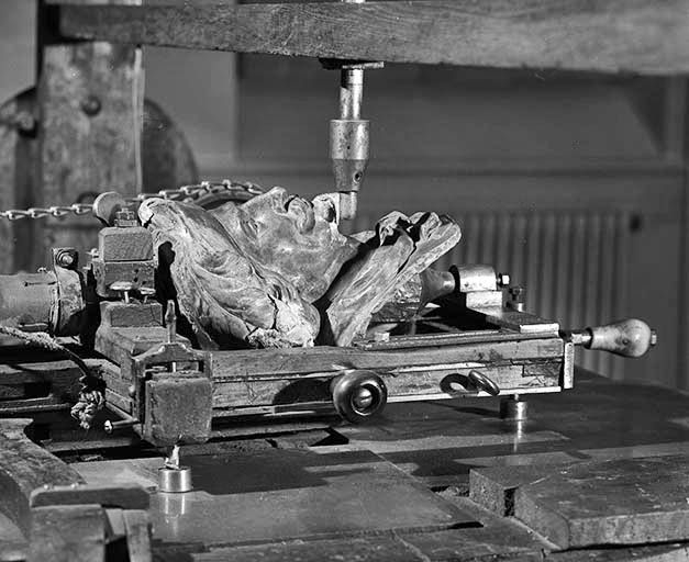 Modèle (d'Artagnan) et son support mobile, vus de trois quarts arrière gauche.Manoeuvré à l'aide de poignées, le support glisse sur une plaque métallique, chaque détail du modèle pouvant ainsi être retransmis par le palpeur vertical. © Jérôme Mongreville / Région Bourgogne-Franche-Comté, Inventaire du patrimoine - 2000