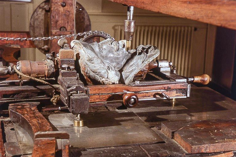 Modèle (d'Artagnan) et son support mobile, vus de trois quarts arrière gauche.Manoeuvré à l'aide de poignées, le support glisse sur une plaque métallique, chaque détail du modèle pouvant ainsi être retransmis par le palpeur vertical. © Jérôme Mongreville / Région Bourgogne-Franche-Comté, Inventaire du patrimoine - 2000