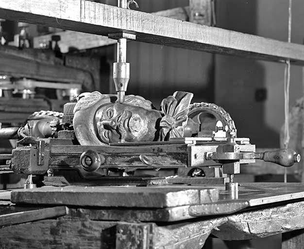 Modèle (d'Artagnan) et son support mobile, vus de trois quarts avant gauche.Manoeuvré à l'aide des poignées, le support glisse sur une plaque métallique, chaque détail du modèle pouvant ainsi être retransmis par le palpeur vertical. © Jérôme Mongreville / Région Bourgogne-Franche-Comté, Inventaire du patrimoine - 2000