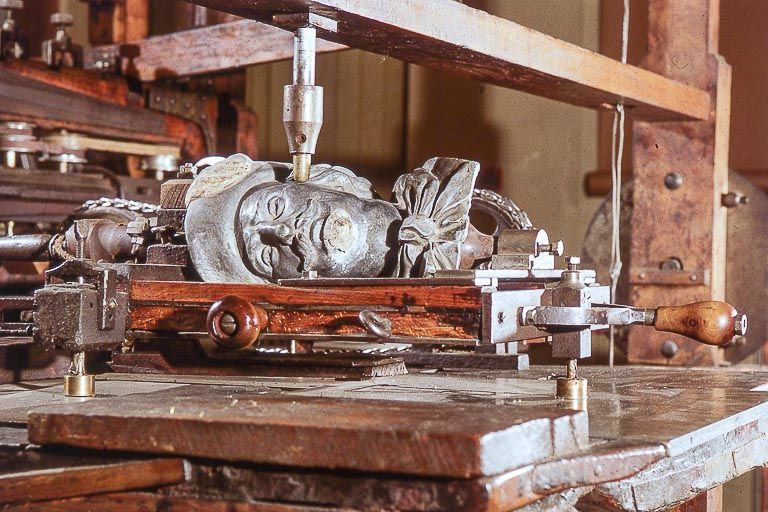 Modèle (d'Artagnan) et son support mobile, vus de trois quarts avant gauche.Manoeuvré à l'aide des poignées, le support glisse sur une plaque métallique, chaque détail du modèle pouvant ainsi être retransmis par le palpeur vertical. © Jérôme Mongreville / Région Bourgogne-Franche-Comté, Inventaire du patrimoine - 2000