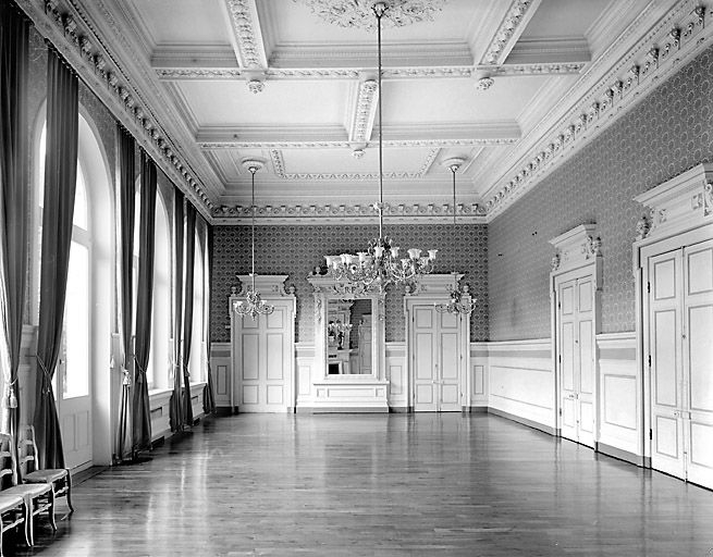 Salon d'honneur : vue d'ensemble, depuis l'extrémité est. © Jérôme Mongreville / Région Bourgogne-Franche-Comté, Inventaire du patrimoine - 2000 Salon d'honneur : vue d'ensemble, depuis l'extrémité est. © Jérôme Mongreville / Région Bourgogne-Franche-Comté, Inventaire du patrimoine - 2000