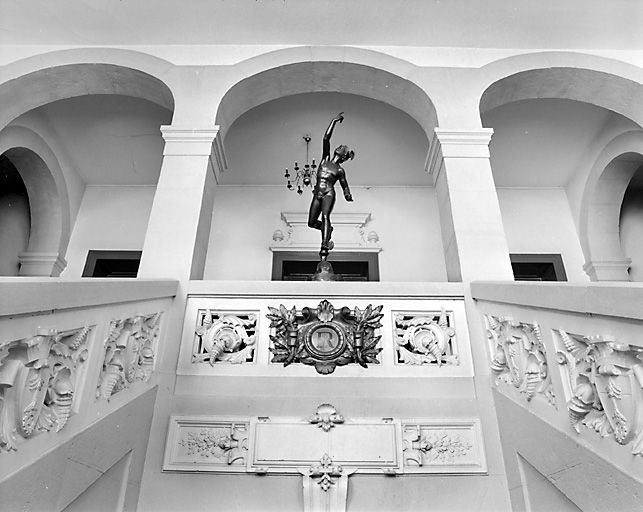 Escalier d'honneur : volée double et palier supérieur, depuis le repos. © Jérôme Mongreville / Région Bourgogne-Franche-Comté, Inventaire du patrimoine - 2000 Escalier d'honneur : volée double et palier supérieur, depuis le repos. © Jérôme Mongreville / Région Bourgogne-Franche-Comté, Inventaire du patrimoine - 2000