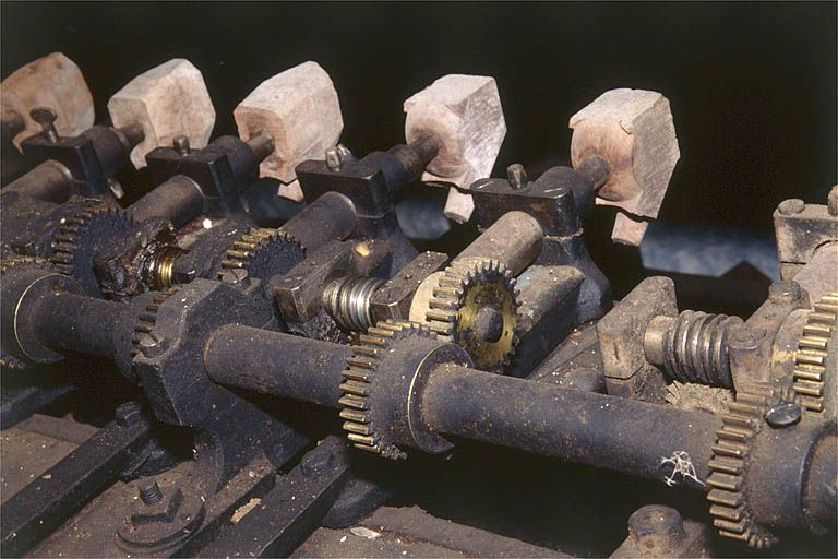 Face arrière : engrenages permettant la rotation simultanée des ébauchons. © Jérôme Mongreville / Région Bourgogne-Franche-Comté, Inventaire du patrimoine - 2000