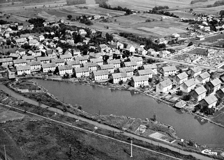 Grandvillars. (T.-de-B.). Vue générale aérienne. © Jérôme  Mongreville (reproduction) / Région Bourgogne-Franche-Comté, Inventaire du patrimoine - 2000 Grandvillars. (T.-de-B.). Vue générale aérienne. © Jérôme  Mongreville (reproduction) / Région Bourgogne-Franche-Comté, Inventaire du patrimoine - 2000