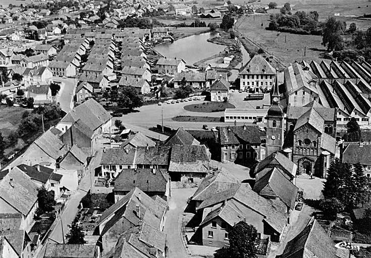 Grandvillars (T.-de-B.). Vue aérienne. © Jérôme  Mongreville (reproduction) / Région Bourgogne-Franche-Comté, Inventaire du patrimoine - 2000