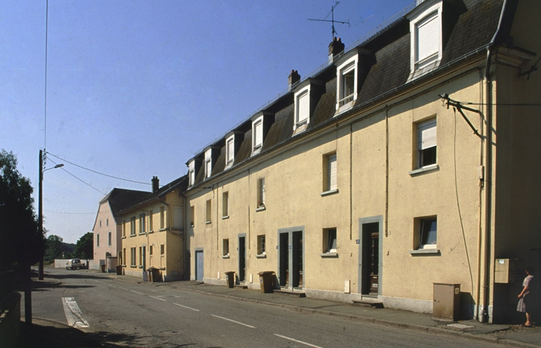 Façades sur rue des logements et bureaux. © Yves Sancey / Région Bourgogne-Franche-Comté, Inventaire du patrimoine - 2000
