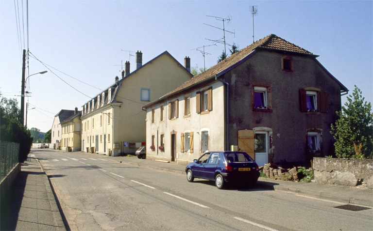 Logements et bureaux depuis la rue d'Andelnans. © Yves Sancey / Région Bourgogne-Franche-Comté, Inventaire du patrimoine - 2000